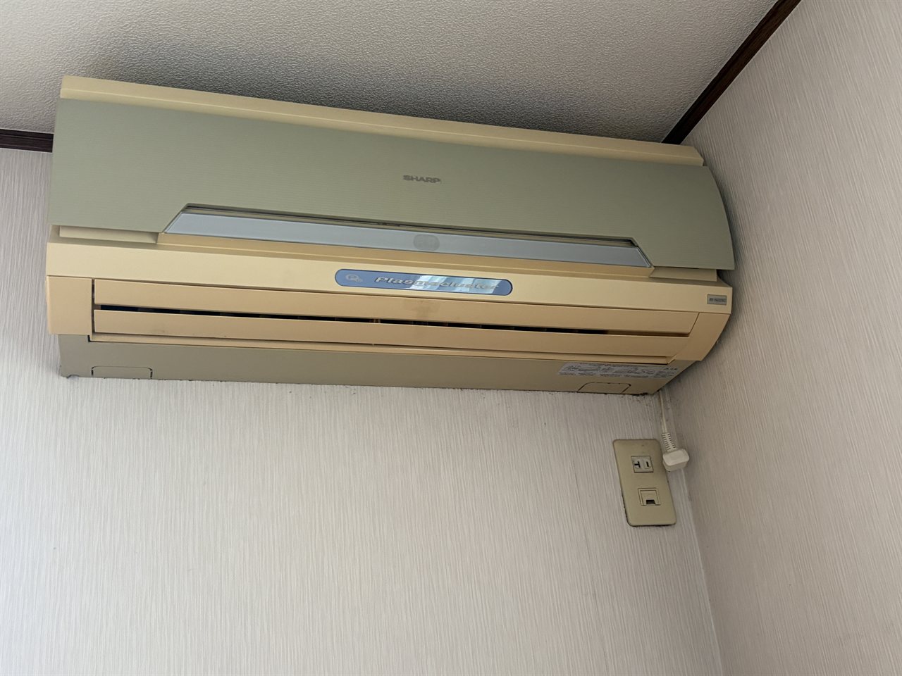 取り外し前の古いシャープのエアコン。20年以上使った室内機 / The old Sharp air conditioner before removal, used for over 20 years