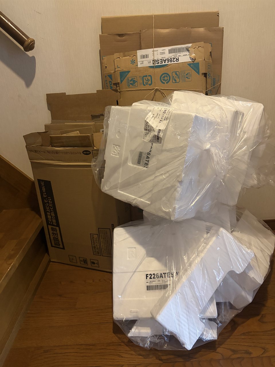 エアコン2台分の梱包材、ダンボールと発泡スチロールのゴミ / Packaging waste from two air conditioners: cardboard and styrofoam