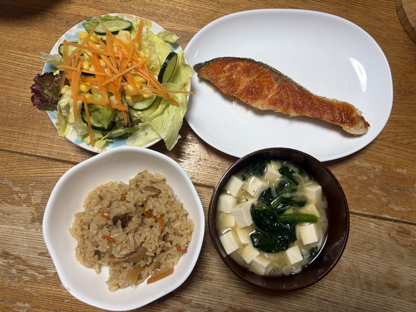 献立④：焼鮭・サラダ・鶏ごぼうご飯・ほうれん草と豆腐と長ネギの味噌汁